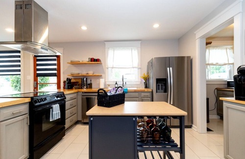 Woodbine Casa | NEW LISTING! Casa Azul: King Beds, Close 2 Broadway HOT Tub with Private Yard