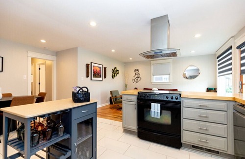 Woodbine Casa | NEW LISTING! Casa Azul: King Beds, Close 2 Broadway HOT Tub with Private Yard