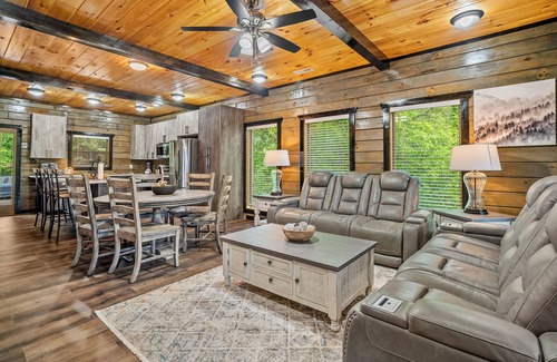 Sevierville Cabina | New Listing! Central To Attractions, Indoor Pool!