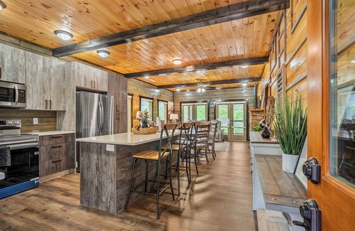 Sevierville Cabina | New Listing! Central To Attractions, Indoor Pool!