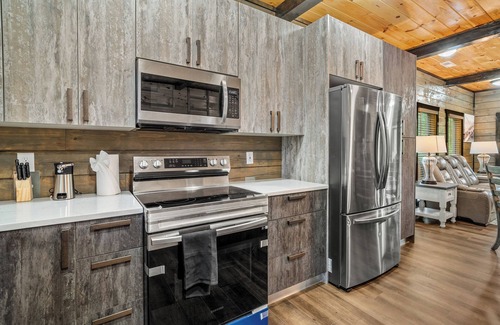 Sevierville Cabina | New Listing! Central To Attractions, Indoor Pool!