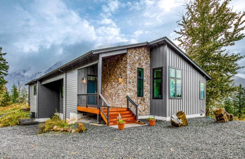 Stevenson Casa | New listing! Chic and stunning dog-friendly home w/ private hot tub & firepit!