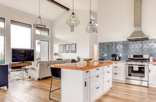Stevenson Casa | New listing! Chic and stunning dog-friendly home w/ private hot tub & firepit!
