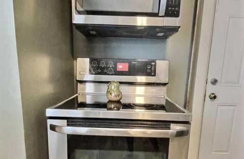 York Casa | New listing “City Splendor” -Cheerful 4BDR 2BA York City home