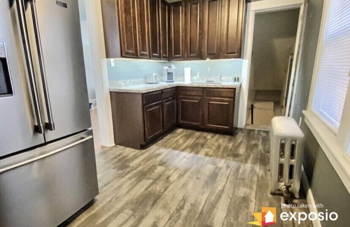 York Casa | New listing “City Splendor” -Cheerful 4BDR 2BA York City home