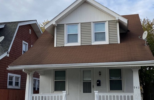 York Casa | New listing “City Splendor” -Cheerful 4BDR 2BA York City home