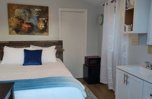 Ronda Cabina | NEW LISTING! Cleo's Village, Blue Ridge Mountain Tiny House Village by RedAwning