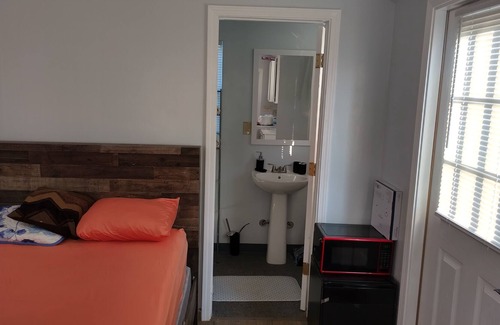 Ronda Cabina | NEW LISTING! Cleo's Village, Blue Ridge Mountain Tiny House Village by RedAwning