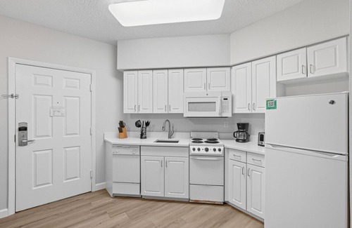 Daytona Beach Apartamento | *New Listing* Completely Remodeled and Newly Furnished 3BR Direct Ocean Front Condo