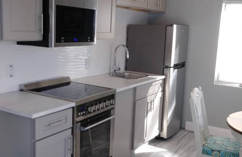 Wildwood Cabaña | ¡Nuevo listado! Crashing Seaglass Contemporary 2 Br / 1 Ba Beauty !!!