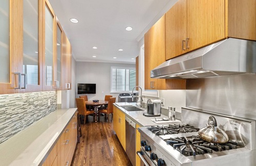Russian Hill Apartamento | New Listing Discount! Gorgeous Russian Hill 2BR Flat with Bay Views.
