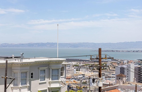 Russian Hill Apartamento | New Listing Discount! Gorgeous Russian Hill 2BR Flat with Bay Views.