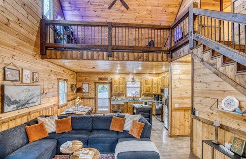 Epworth Cabina | New Listing Discount! Modern. Arcade Games. Ping Pong.Jacuzzi. Fire.King Beds