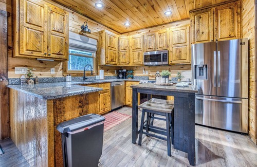 Epworth Cabina | New Listing Discount! Modern. Arcade Games. Ping Pong.Jacuzzi. Fire.King Beds