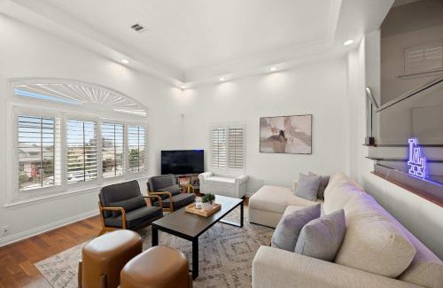 Downtown Los Angeles Casa | New Listing Dodger Clubhouse by Colby & Conrad