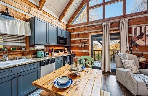 Townsend Cabina | New Listing Dscnt! Mtn View, King Bed, Theater, Hot Tub, Xbox!