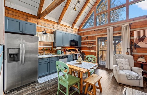 Townsend Cabina | New Listing Dscnt! Mtn View, King Bed, Theater, Hot Tub, Xbox!