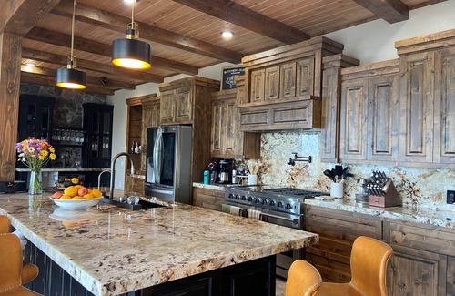 Island Park Casa | NEW LISTING! Elegant, Dramatic Mountain/Lake Views! 20 Mins to Yellowstone NP!