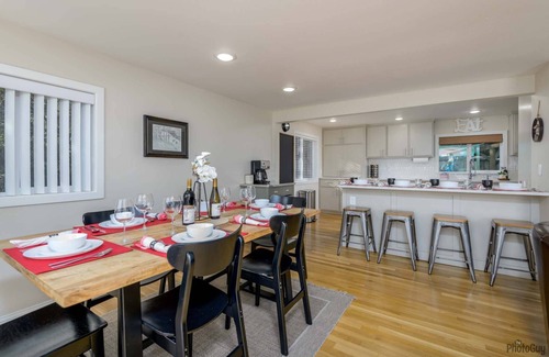Dunes City Casa | New Listing Fabulous Lakefront Home on Siltcoos Lake, Private Dock, Hot Tub, Kayaks, BBQ