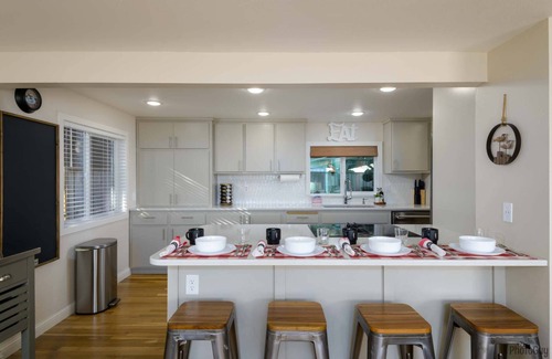 Dunes City Casa | New Listing Fabulous Lakefront Home on Siltcoos Lake, Private Dock, Hot Tub, Kayaks, BBQ