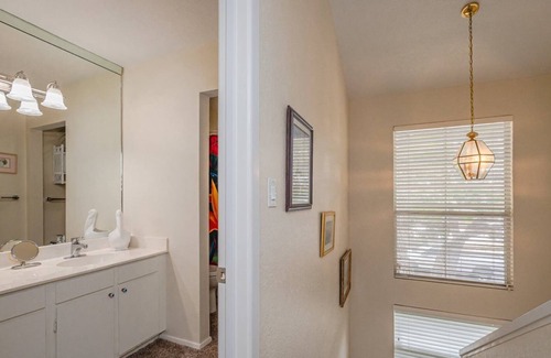 Sailhouse Condominio | NEW LISTING - Fisherman`s Paradise