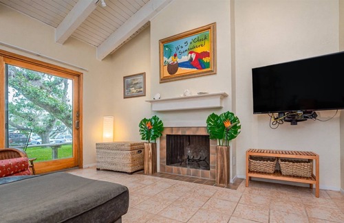 Sailhouse Condominio | NEW LISTING - Fisherman`s Paradise