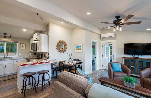 Florence Casa | * New Listing* Gorgeous Newly Remodeled Lake house, Amazing Views, Gas grill, Pet Friendly