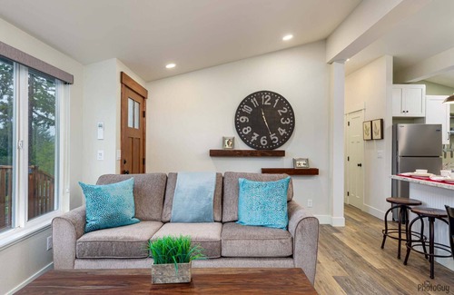 Florence Casa | * New Listing* Gorgeous Newly Remodeled Lake house, Amazing Views, Gas grill, Pet Friendly