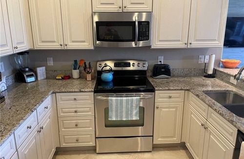 Fort Myers Condominio | NEW LISTING! Ground level condo, 2 King Bdrm w/ 2 Ensuite Baths