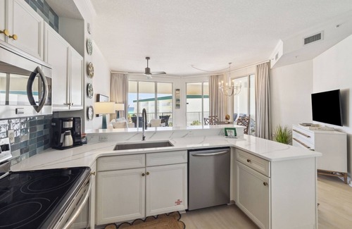 Seagrove Beach Condominio | New Listing! Gulf and Pool Views! Community Amenities! Private Beach Access! Elevator!