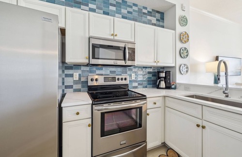 Seagrove Beach Condominio | New Listing! Gulf and Pool Views! Community Amenities! Private Beach Access! Elevator!