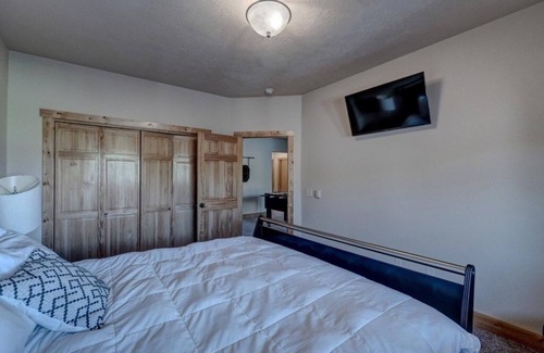 Lead Chalet De Esquí | NEW LISTING! Homesteak 3 BR Chalet at Terry Peak with Outdoor Hot Tub - Sleeps 14 by RedAwning
