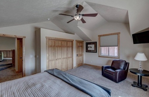 Lead Chalet De Esquí | NEW LISTING! Homesteak 3 BR Chalet at Terry Peak with Outdoor Hot Tub - Sleeps 14 by RedAwning