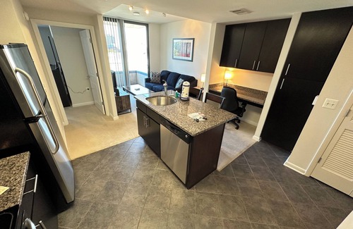 Pentagon City Apartamento | NEW Listing in fabulous Arlington VA close to metro with FREE parking and POOL
