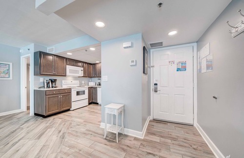 Panama City Beach Condominio | New Listing! Last-min Fall Getaway Special! Beachfront w/Beach Chairs provided!