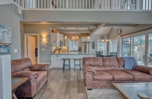 Central Okanagan Cabaña | 🌟NEW🌟 listing😎LAKE VIEWS🌅 PETS🐶FAMILIES👨‍👩‍👧‍👦GOLF CART and LAKE VIEW!