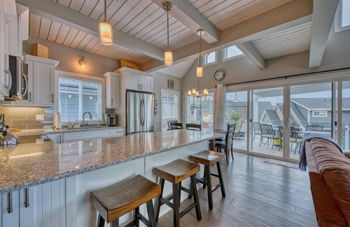Central Okanagan Cabaña | 🌟NEW🌟 listing😎LAKE VIEWS🌅 PETS🐶FAMILIES👨‍👩‍👧‍👦GOLF CART and LAKE VIEW!