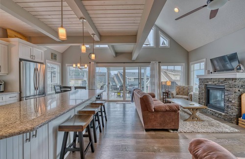 Central Okanagan Cabaña | 🌟NEW🌟 listing😎LAKE VIEWS🌅 PETS🐶FAMILIES👨‍👩‍👧‍👦GOLF CART and LAKE VIEW!