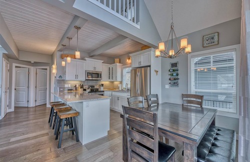 Central Okanagan Cabaña | 🌟NEW🌟 listing😎LAKE VIEWS🌅 PETS🐶FAMILIES👨‍👩‍👧‍👦GOLF CART and LAKE VIEW!