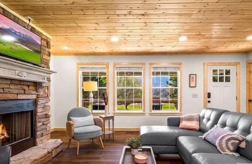 Gatlinburg - Pigeon Forge Chalet De Esquí | NEW LISTING! Laurelwood Retreat (3-Bedroom Chalet) with Mountain view by RedAwning
