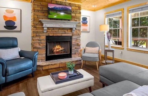 Gatlinburg - Pigeon Forge Chalet De Esquí | NEW LISTING! Laurelwood Retreat (3-Bedroom Chalet) with Mountain view by RedAwning