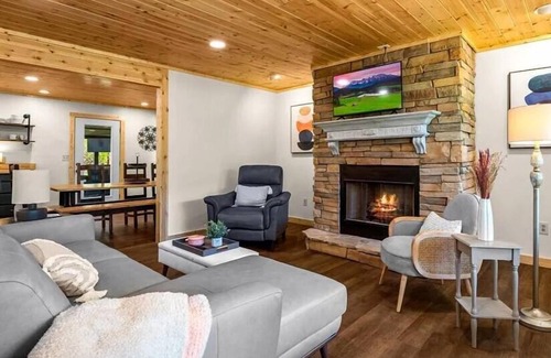 Gatlinburg - Pigeon Forge Chalet De Esquí | NEW LISTING! Laurelwood Retreat (3-Bedroom Chalet) with Mountain view by RedAwning