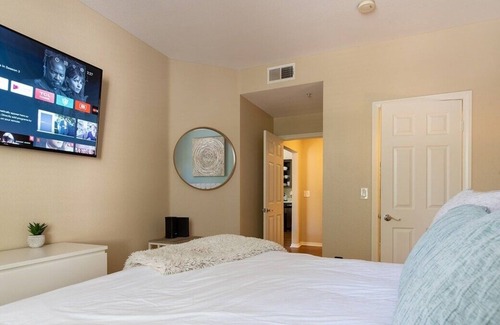Valencia Apartamento | NEW LISTING! Luxury Modern Suite, Kingbed, Fast Wifi by RedAwning