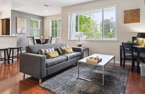 Valencia Apartamento | NEW LISTING! Modern Suite*VIP*WIFI*Pool*2 King beds*AC by RedAwning