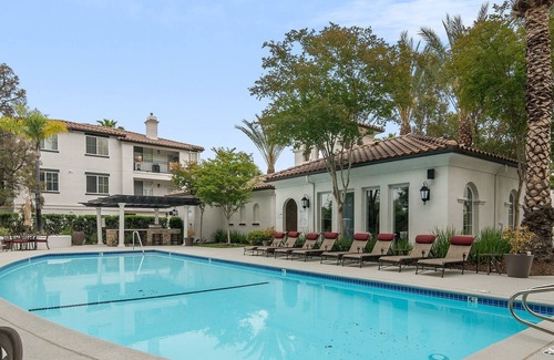 Valencia Apartamento | NEW LISTING! Modern Suite*VIP*WIFI*Pool*2 King beds*AC by RedAwning