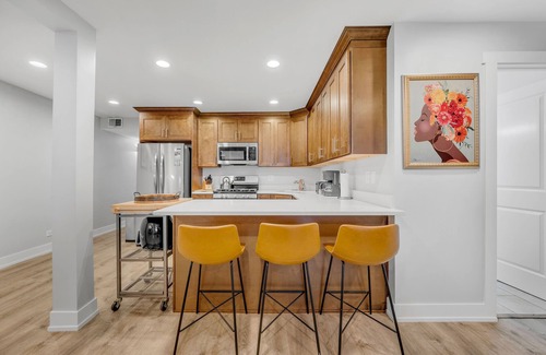 Near West Side Condominio | NEW LISTING! Modern Design 2bd Garden Condo Near United Center by AllSet Turnover