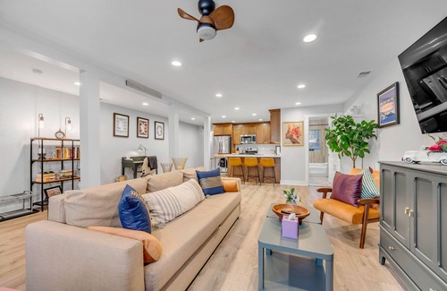 Near West Side Condominio | NEW LISTING! Modern Design 2bd Garden Condo Near United Center by AllSet Turnover