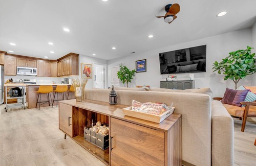 Near West Side Condominio | NEW LISTING! Modern Design 2bd Garden Condo Near United Center by AllSet Turnover