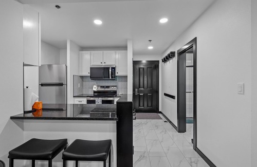 Bend Condominio | New Listing! Modern Mountain Basecamp @ 7th Mountain Resort!
