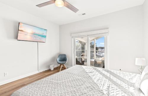 Isle of Palms Apartamento | New Listing! Moorings 510 - Yacht View Serenity!
